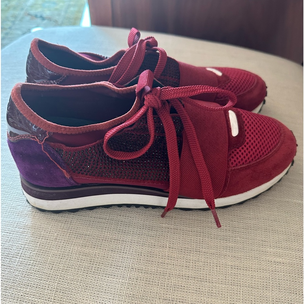 Tennis shoes